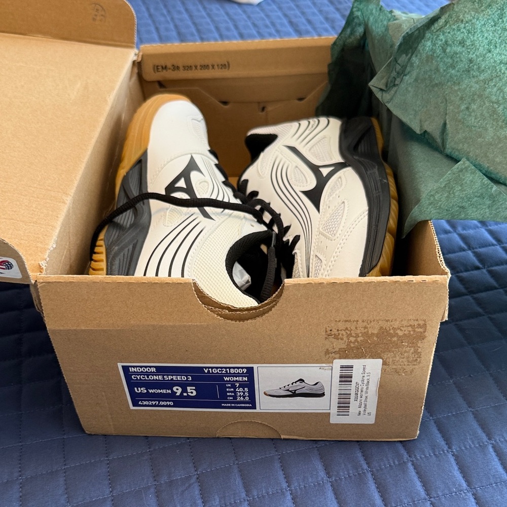 Mixuno Cyclone Speed 3 volleyball shoes. NEW